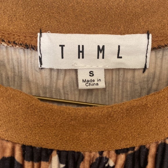 Animal Print Suede Bubble Sleeve Top - Picture 4 of 4